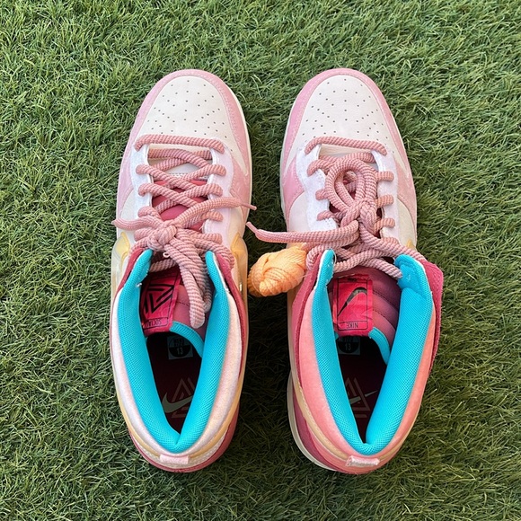 nike mid social status